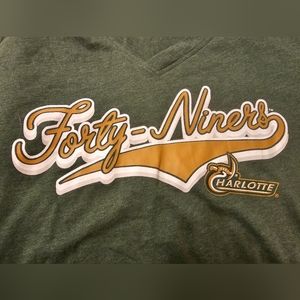 NWT Charlotte 49ers V-neck T-shirt. Size:S (4/6)